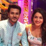 Shagun Sharma Instagram - Gaur se dekhiye iss insaan ko @jaysoni25 😝 zabardasti pics bhi lo, reels b banwao, uff kitna thak jaati hu Mai !!!!! @starbharat at 8:00 pm Sasural Genda phool2 #Tishaan #titli #shagunsharma #explore #trending #fyp #viral Mumbai, Maharashtra