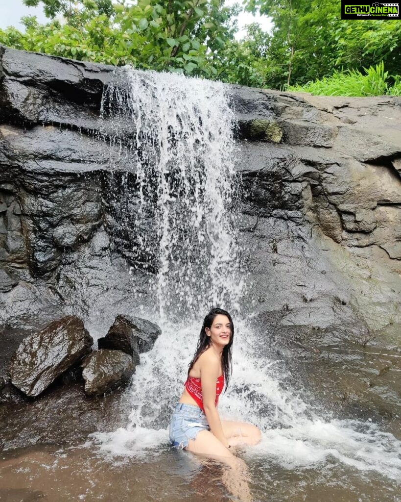 Shagun Sharma Instagram - There’s no better place to find yourself than sitting by a waterfall and listening to its music 🍃🌀🌊🏞️ Location : @lakeside_bohemeinn ❤️❤️ Hosted by : @danishzakaria91 @shafurniturewala 🤗🤗🤗🥰🥰 Lakeside Boheme Inn