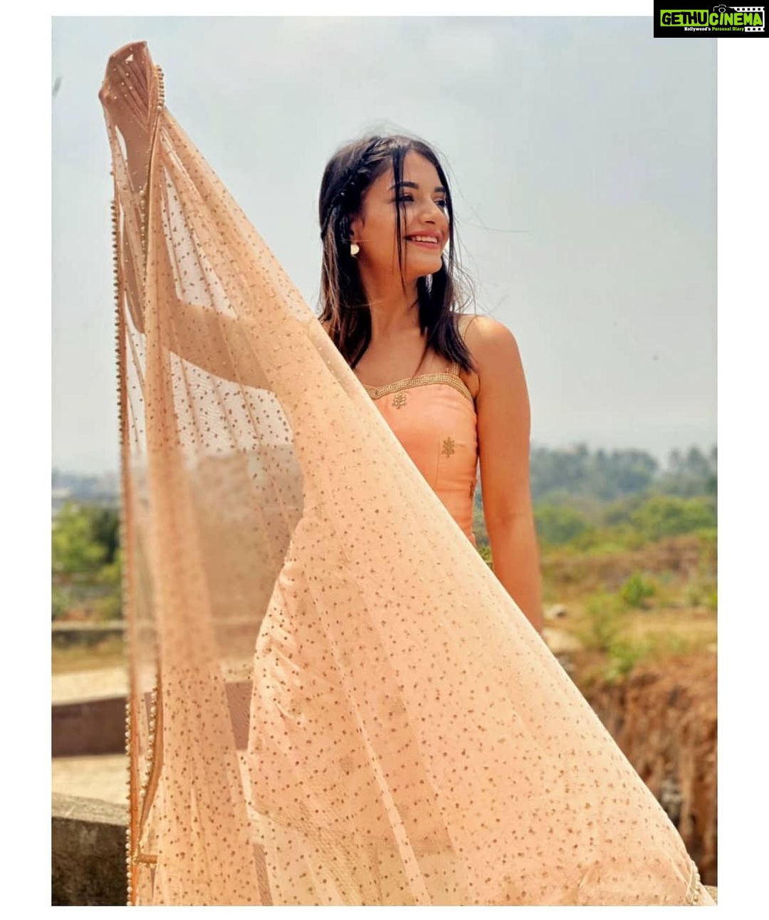 Shagun Sharma Instagram - Fly away 🧡 Pc : @lakshya2204 🤠@sonytvofficial #IshkParZorNahin #explore #exploreinstagram #viralpost #viralvideo #viral #exploremore #instagood #instagram #exploremore #Shagunsharma #SONU