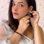 Shagun Sharma Instagram - 🤍🤍🤍 #happy #saree #white #black #music #fyp #transitionreels #transition #ethnicwear #viral #explore #explorepage #shagunsharma Mumbai, Maharashtra