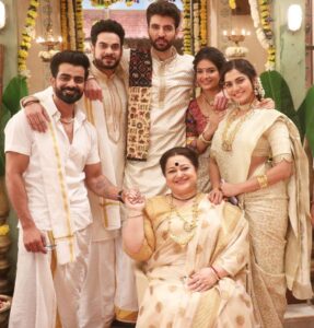 Shagun Sharma Instagram - Family that celebrates together, Stays together ❤️💜 Harphoul Mohini @zebbysingh @sonalinikam31 @supriyarshukla @vinn_modgill @ayan_kapoorr @akshaysuriofficial @theamalsehrawat Cheta missed the pic by a lil difference 😝 @colorstv @voot #harphoulmohini #mohini #harmohi #actors #tv #ig #trending #happiness Mumbai, Maharashtra