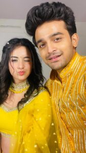 Shagun Sharma Instagram - Main ladki se door bhaag raha Jo issne pehna yellow #ghagra