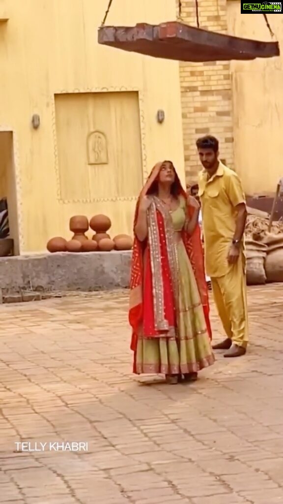 Shagun Sharma Instagram - Scene that didnt make it to the telecast n i found it online so thought of sharing ❤ Jahan mai Ghayal ho gaii thi🤪😜😝😂 Keep watching Harphoul Mohini on @colorstv At 9:00pm Mon-Friday And Anytime on @voot @zebbysingh ☺ Mumbai, Maharashtra
