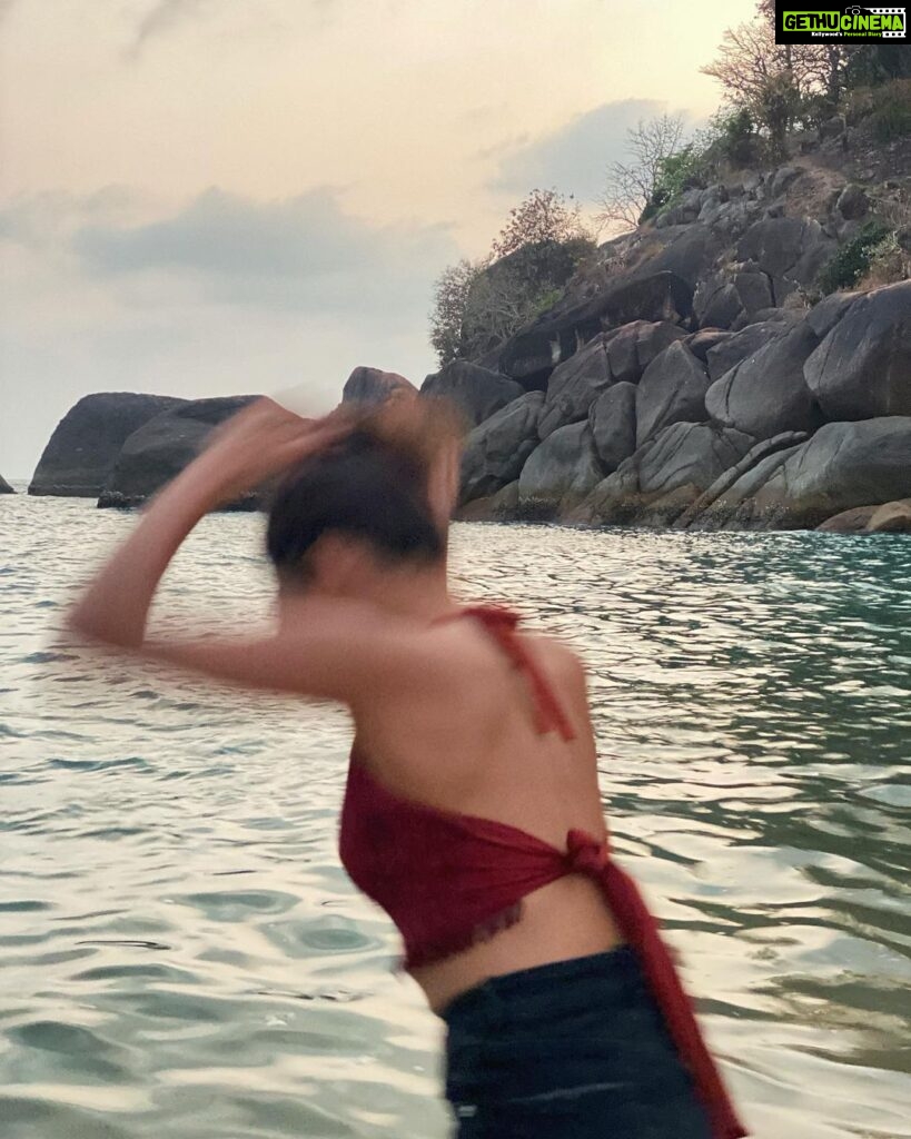 Shalini Pandey Instagram - High tan Standards ✌🏽 #beachlife #waterbaby
