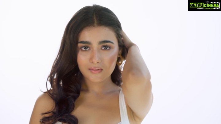 Shalini Pandey Instagram - If there’s one thing I love, it’s my hair. I decided to experiment with a fun new look, and try the French Balayage hair colour technique with @vogueindia and @lorealpro_education_india Catch my mane getting a makeover from L’Oréal Professionnel French Balayage Squad member @akshatahonawar , as we swap stories on hair experiments and styling. This was my first time trying out the popular hair trend, and I couldn’t be more impressed. What I loved the most about this 2-step colouring method is just how effortlessly glamorous it made me feel. #frenchbalayageindia #lorealprofindia