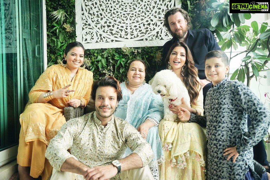 Shama Sikander Instagram - From my family to yours ✨ #EidMubarak ❤️🤲 . . #love #light #shamasikander