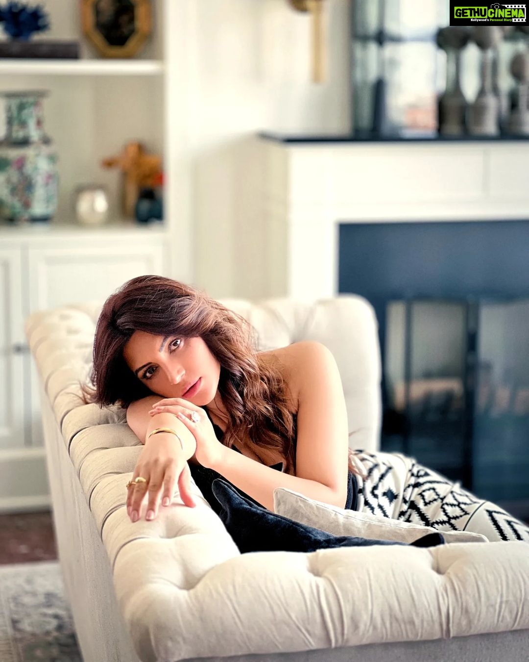 Shama Sikander Instagram - The journey of a thousand miles begins with a single step.” ... . . . #stylefashion #fashionable #styleicon #influencer #photoshootdairies📷 #actorslife #shamasikander