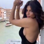 Shama Sikander Instagram - Chalo apna koi trend banayein….😎. #taal #taalsetaalmila #trending #trendingreels #trendingsongs #lovethis #bollywood #bollywoodtrends #bollywoodactor #actorslife #lifeislove #iamlove #iamlight #shamasikander Venice, Italy