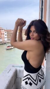 Shama Sikander Instagram - Chalo apna koi trend banayein….😎. #taal #taalsetaalmila #trending #trendingreels #trendingsongs #lovethis #bollywood #bollywoodtrends #bollywoodactor #actorslife #lifeislove #iamlove #iamlight #shamasikander Venice, Italy