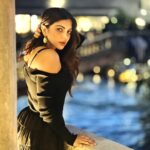 Shama Sikander Instagram - Tell me the name of this beautiful place I’ve taken these pictures at? Right Answer Will Get My Like ❤️ . . . #comment #like #stylefashion #travelphotography #travelwithme #happiestfriday #shamasikander