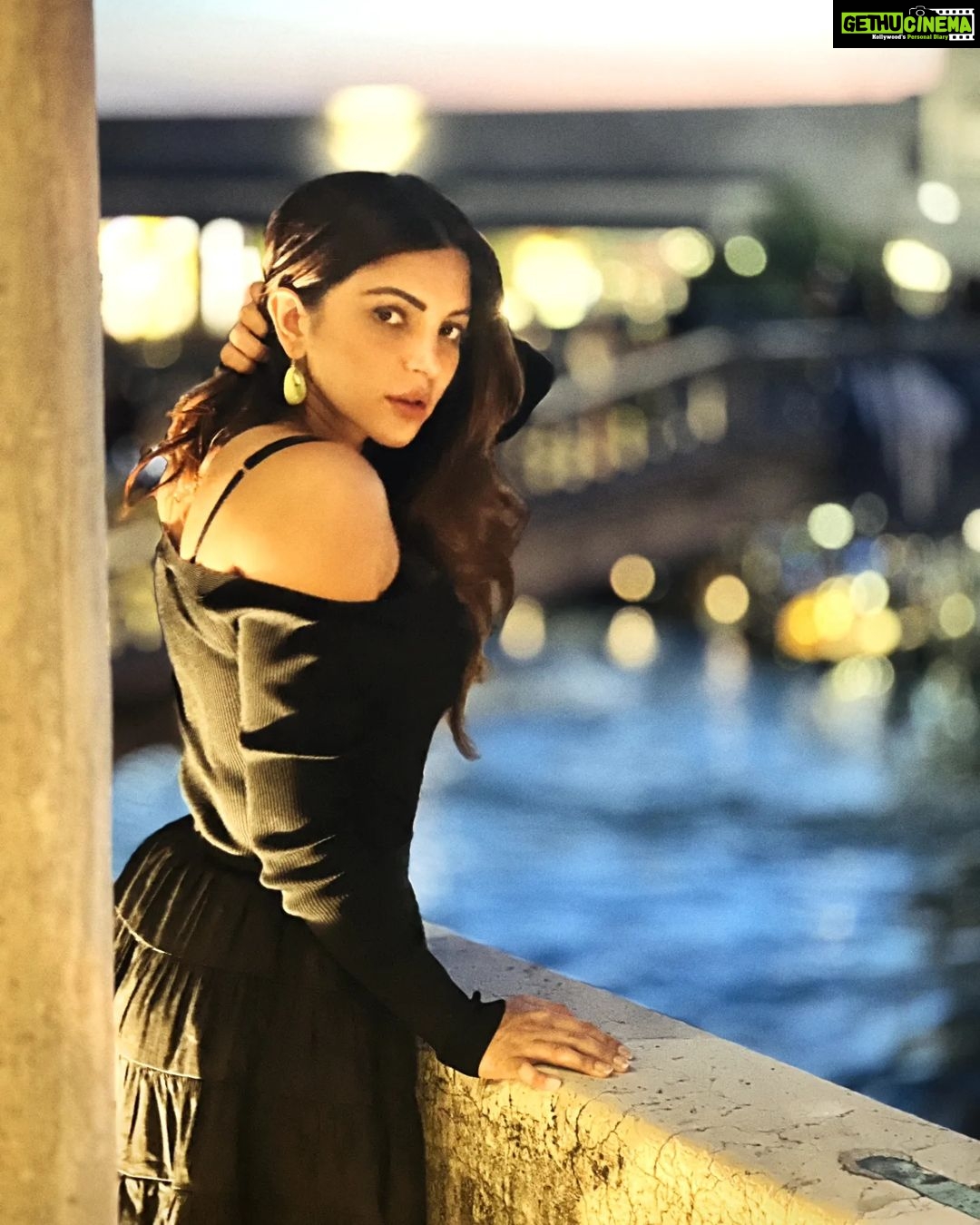 Shama Sikander Instagram - Tell me the name of this beautiful place I’ve taken these pictures at? Right Answer Will Get My Like ❤️ . . . #comment #like #stylefashion #travelphotography #travelwithme #happiestfriday #shamasikander