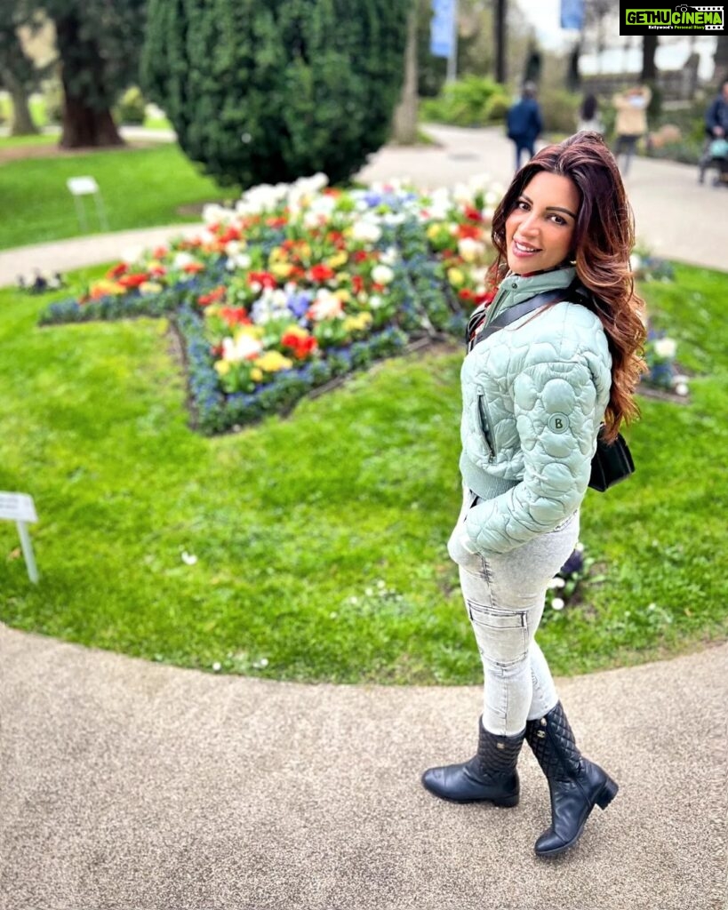 Shama Sikander Instagram - An amazing journey comes to an end and the new one begins bye bye #hamberg you have been amazing to me ,see you when i see you next….😎🇩🇪🤩♥️ . . . #byebye #Germany #love #pose #positivevibes #travelphotography #traveldairies #shamasikander Hamburg, Germany