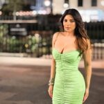Shama Sikander Instagram - Main honsh tu nashsa….🤩🥰. #london #london🇬🇧 #londoneye #beauty #nightshots #nightsinlondon #love #green #dress #romantic #romanticvideos #romance #love #fun #fashion #actor #actorslife #bollywood #shamasikander #travelwithss