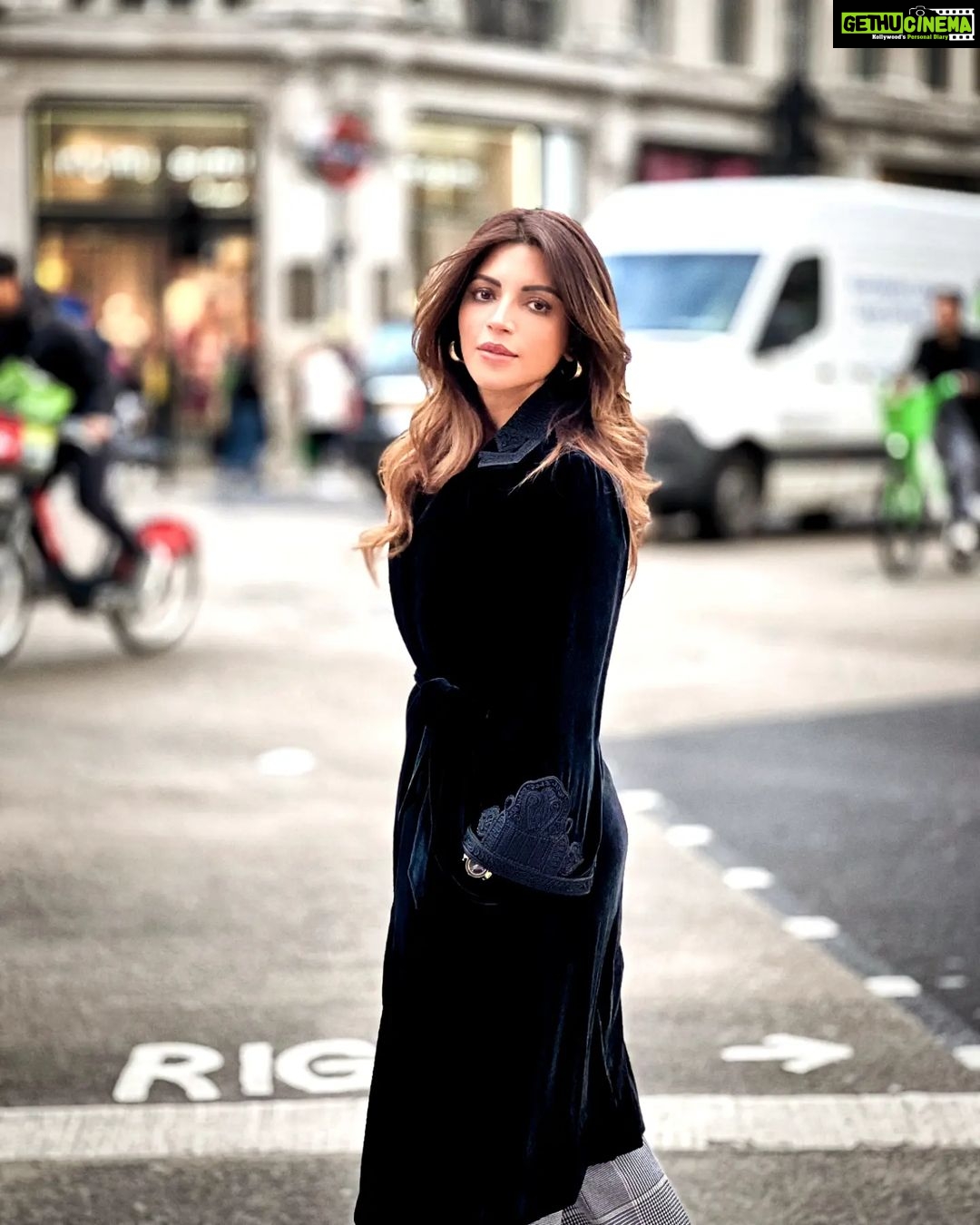 Shama Sikander Instagram - Shoot 📸 . . . #photography #grow #stylefashion #fashionable #fashionstyle #Germany #streetphotography #randomclick #shamasikander