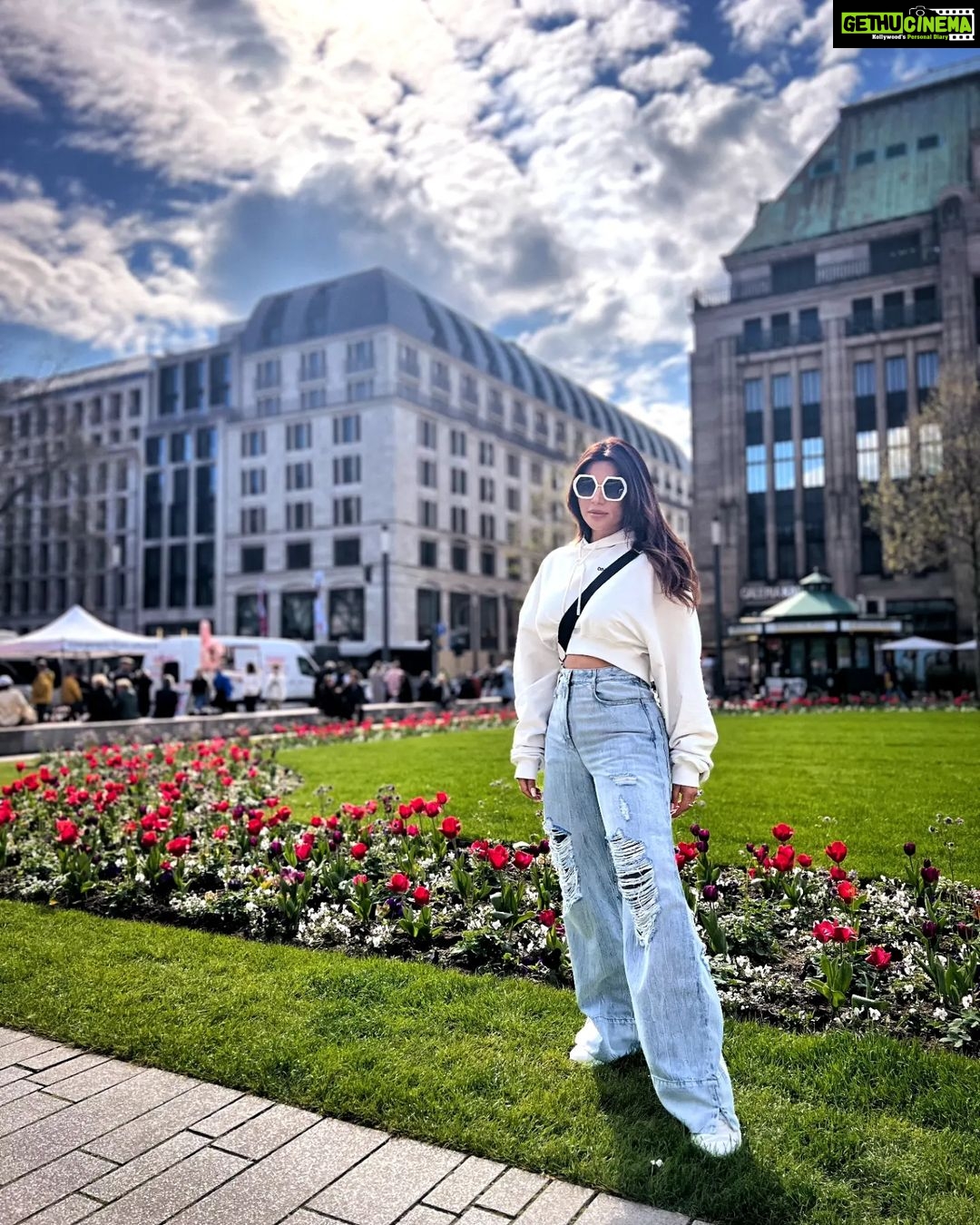Shama Sikander Instagram - Hello #Germany 🇩🇪 . . . #travelphotography #photoshootdairies📷 #trending #travelwithme #attractive #actorslife #shamasikander