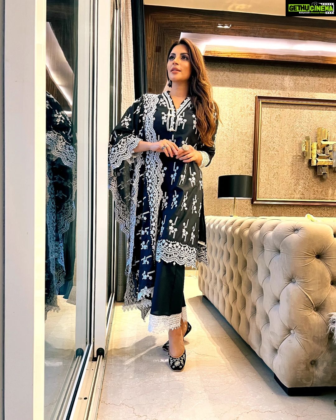 Shama Sikander Instagram - Eid Mubarak to you and your family. May the love and blessings be with you always.😇 . . . #eidmubarak #2023 #blessed #happiness💕 #positivevibes #actorslife #shamasikander