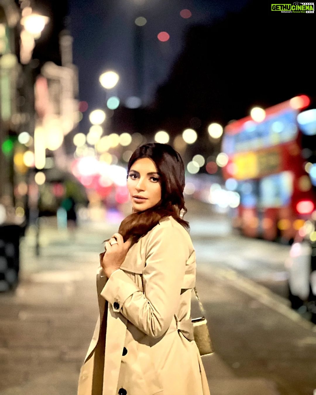 Shama Sikander Instagram - Bye bye London….see you next time ♥️🤩🇬🇧 . . . #london #strong #women #dairies #tr#photoshootideas #award #actorslife #shamasikander