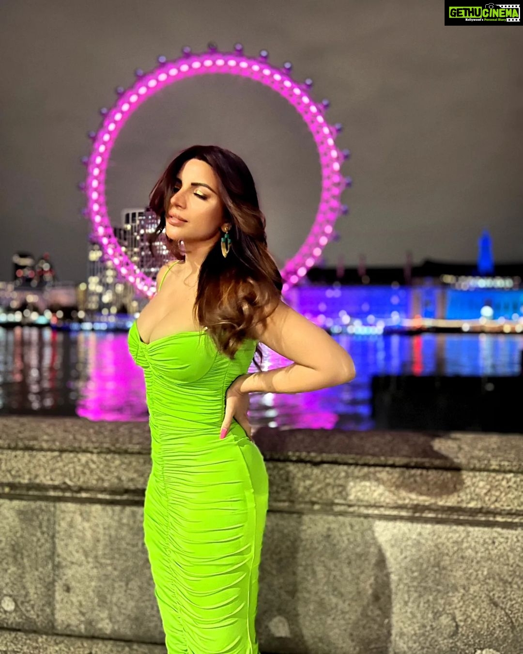 Shama Sikander Instagram - An Evening in London….🇬🇧 . . . #love #london #vibe #view #stylefashion #fashionphptography #travelphotography #actorslife #shamasikander