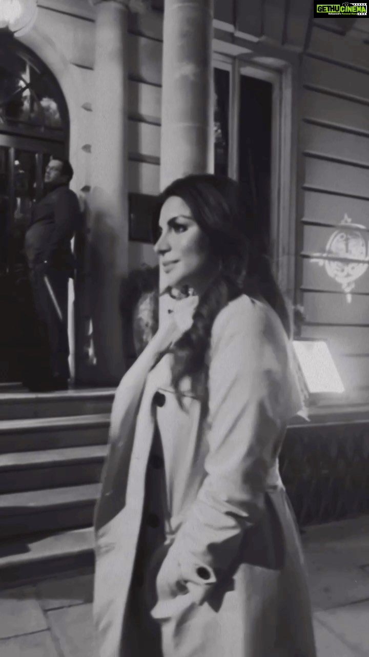 Shama Sikander Instagram - #londonstreets and #night is poetry ♥️ #classic #lovestory #london🇬🇧 #londonatnight #beautiful #collonial #architecture #artistic #love #poetry #shamasikander #travelwithss