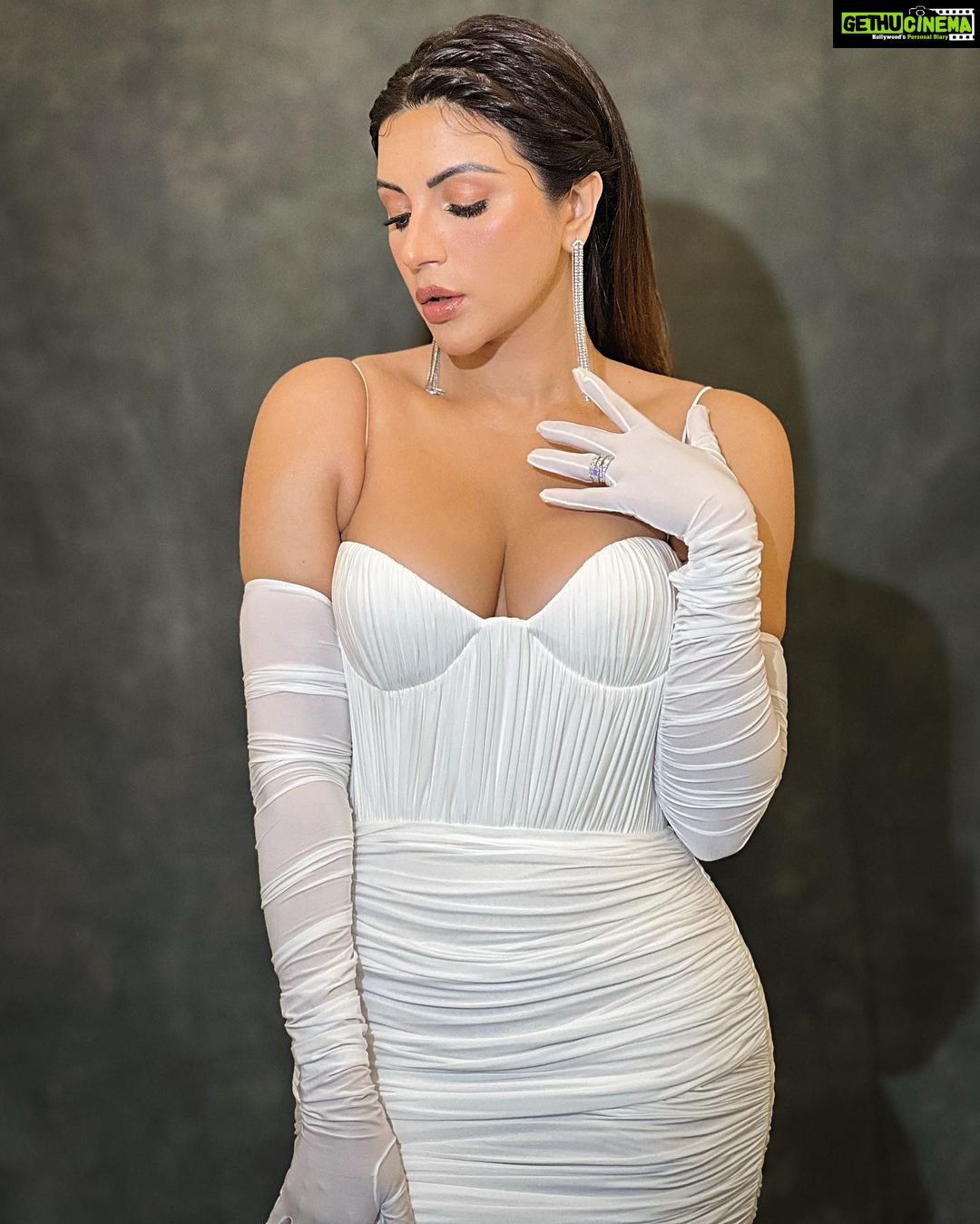 Shama Sikander Instagram - Posing is a performing art #swipenext to see.. 🤍 . . . 📸 : @pranjali_nigudkar 💄: @thatgalwithmakeup . . #love #light #shamasikander