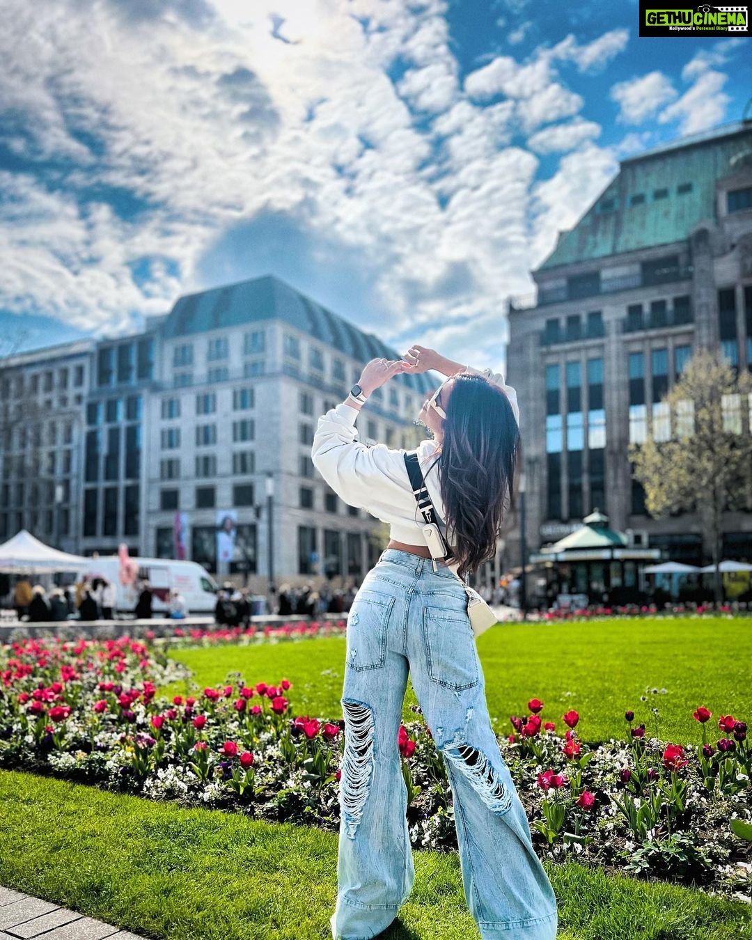 Shama Sikander Instagram - The sky is not the limit.. Paint those blues and make it yours 😉 #mondaymotivation . . #blueskies #love #goodtimes #shamasikander