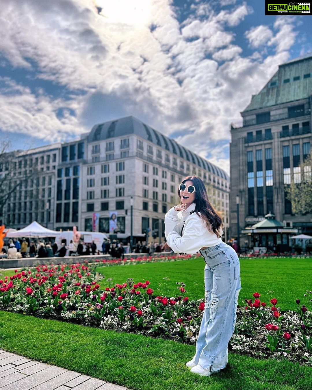 Shama Sikander Instagram - The sky is not the limit.. Paint those blues and make it yours 😉 #mondaymotivation . . #blueskies #love #goodtimes #shamasikander