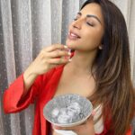 Shama Sikander Instagram - Thinking about the soothing Italy rains ☔️ while doing an ice spa in Mumbai’s Summer 🧊☀️🧖🏻‍♀️ #glowgetter . . #summervibes #tbt #Italy #goodtimes #selfcare #shamasikander #goodmorning