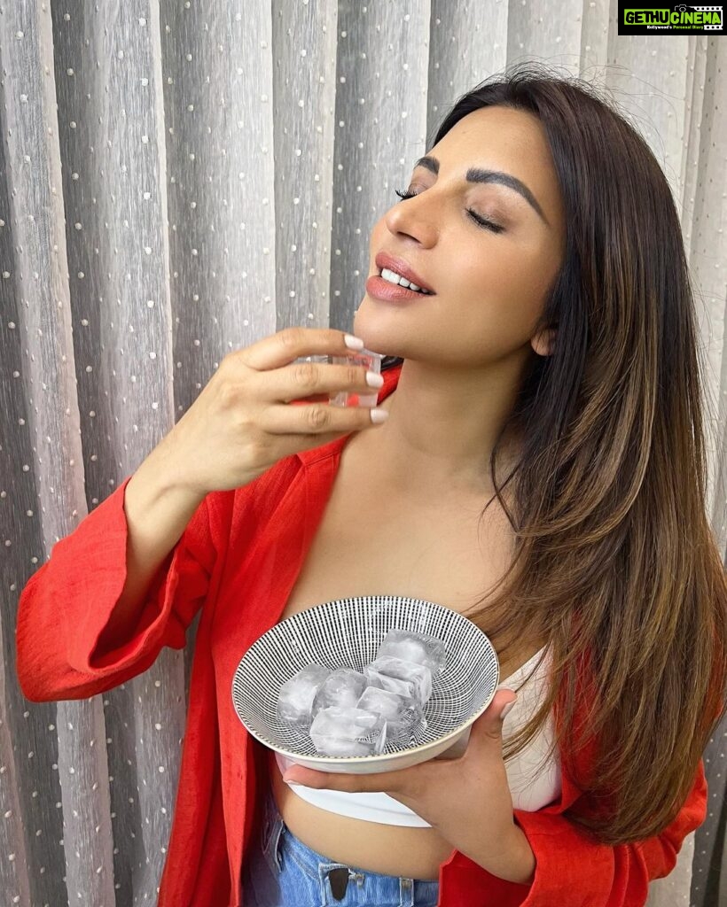 Shama Sikander Instagram - Thinking about the soothing Italy rains ☔️ while doing an ice spa in Mumbai’s Summer 🧊☀️🧖🏻‍♀️ #glowgetter . . #summervibes #tbt #Italy #goodtimes #selfcare #shamasikander #goodmorning