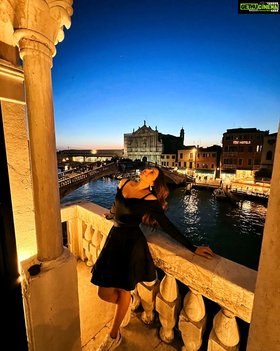 Shama Sikander Instagram - Tell me the name of this beautiful place I’ve taken these pictures at? Right Answer Will Get My Like ❤️ . . . #comment #like #stylefashion #travelphotography #travelwithme #happiestfriday #shamasikander