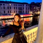 Shama Sikander Instagram - Tell me the name of this beautiful place I’ve taken these pictures at? Right Answer Will Get My Like ❤️ . . . #comment #like #stylefashion #travelphotography #travelwithme #happiestfriday #shamasikander