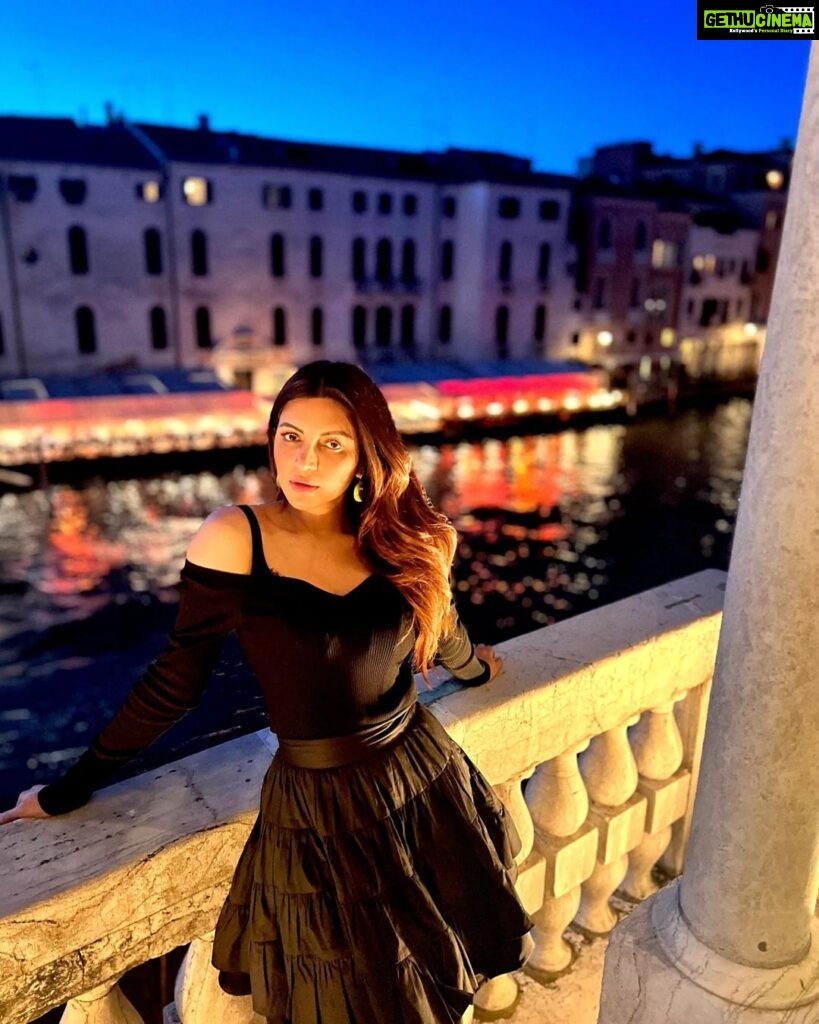 Shama Sikander Instagram - Tell me the name of this beautiful place I’ve taken these pictures at? Right Answer Will Get My Like ❤️ . . . #comment #like #stylefashion #travelphotography #travelwithme #happiestfriday #shamasikander