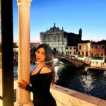 Shama Sikander Instagram - Tell me the name of this beautiful place I’ve taken these pictures at? Right Answer Will Get My Like ❤️ . . . #comment #like #stylefashion #travelphotography #travelwithme #happiestfriday #shamasikander