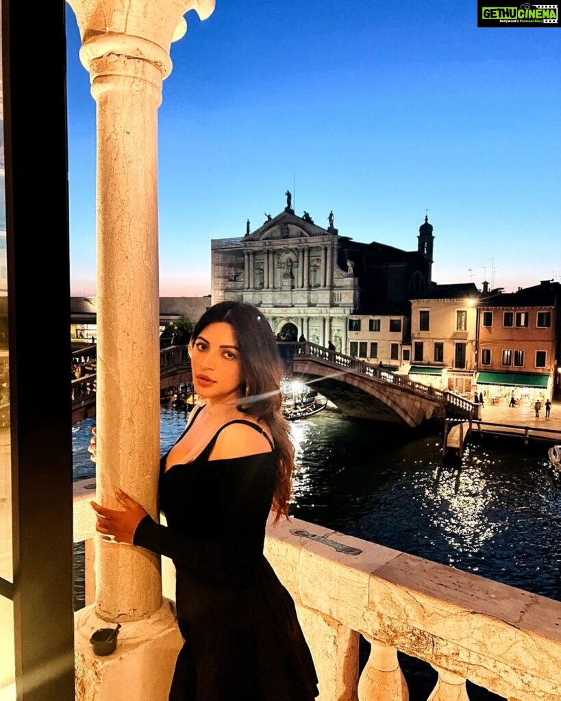 Shama Sikander Instagram - Tell me the name of this beautiful place I’ve taken these pictures at? Right Answer Will Get My Like ❤️ . . . #comment #like #stylefashion #travelphotography #travelwithme #happiestfriday #shamasikander
