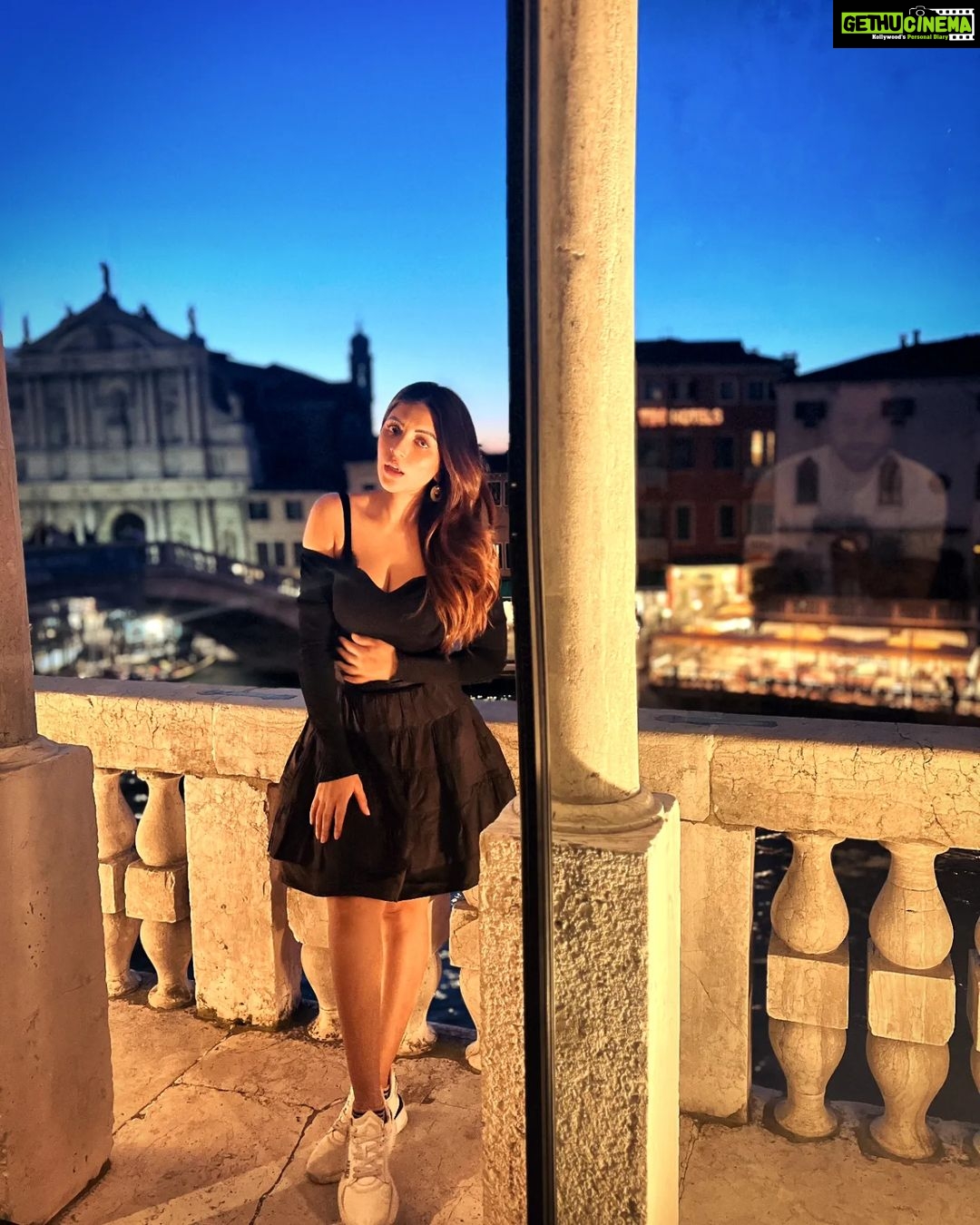 Shama Sikander Instagram - Tell me the name of this beautiful place I’ve taken these pictures at? Right Answer Will Get My Like ❤️ . . . #comment #like #stylefashion #travelphotography #travelwithme #happiestfriday #shamasikander