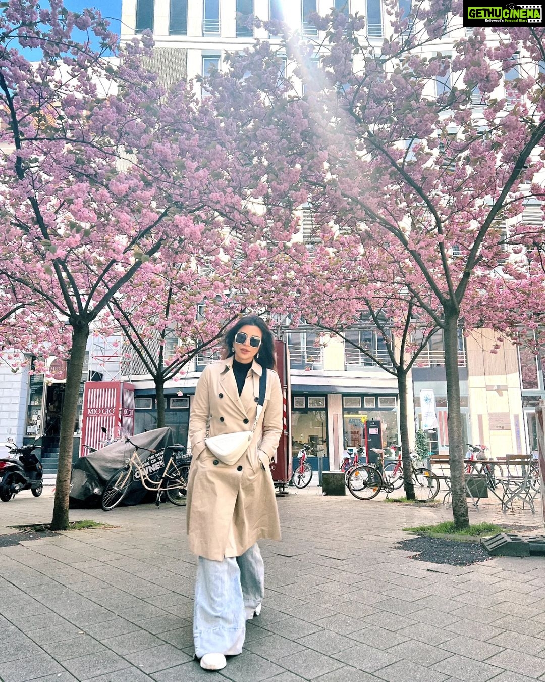 Shama Sikander Instagram - An amazing journey comes to an end and the new one begins bye bye #hamberg you have been amazing to me ,see you when i see you next….😎🇩🇪🤩♥️ . . . #byebye #Germany #love #pose #positivevibes #travelphotography #traveldairies #shamasikander Hamburg, Germany