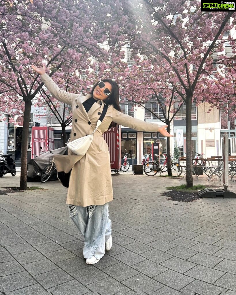 Shama Sikander Instagram - An amazing journey comes to an end and the new one begins bye bye #hamberg you have been amazing to me ,see you when i see you next….😎🇩🇪🤩♥️ . . . #byebye #Germany #love #pose #positivevibes #travelphotography #traveldairies #shamasikander Hamburg, Germany