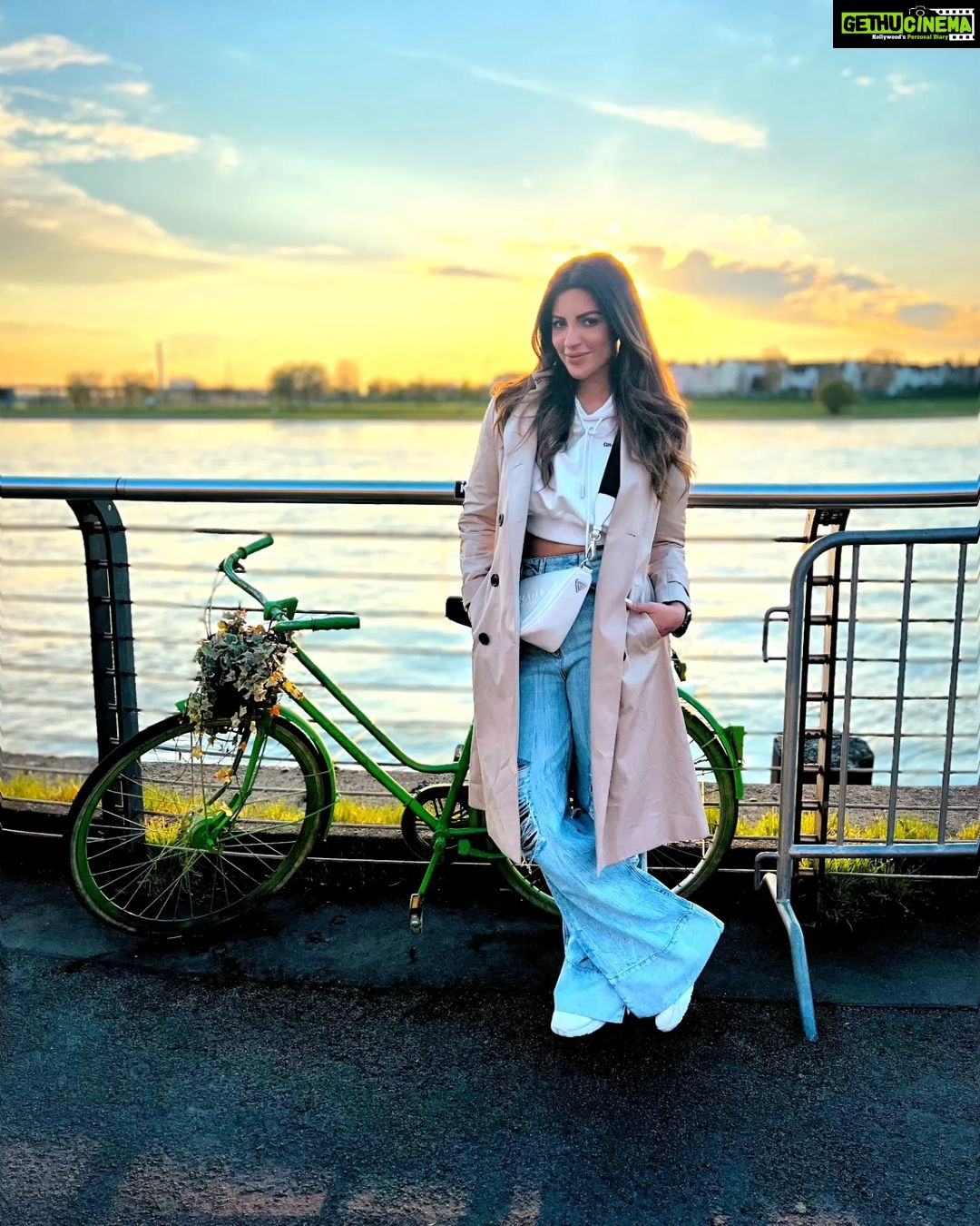 Shama Sikander Instagram - Absolute BLISSβ¦.πππ . . . #blissful #stylefashion #fashionable #fashionphptography #stylish #travelphotography #shamasikander