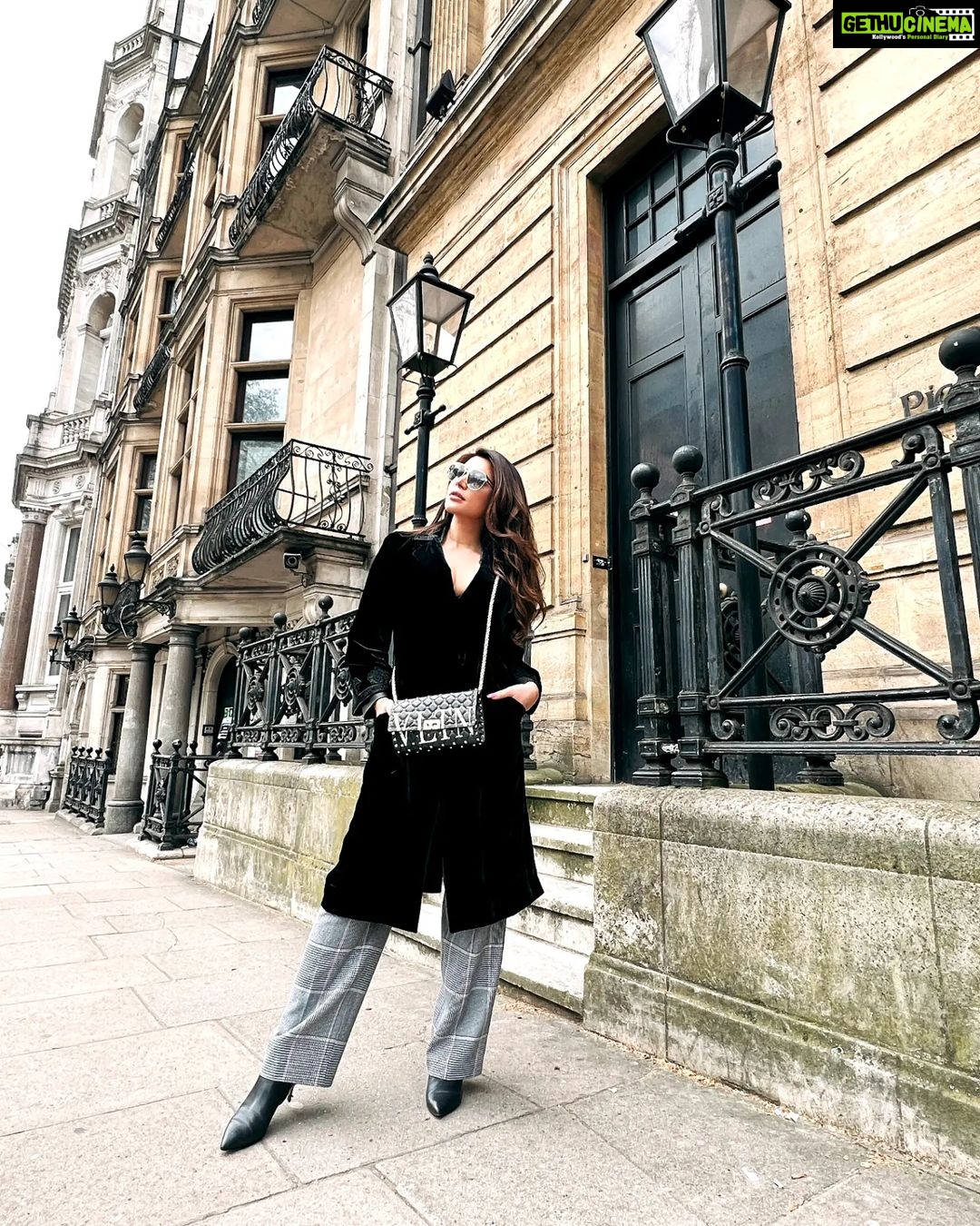 Shama Sikander Instagram - Shoot 📸 . . . #photography #grow #stylefashion #fashionable #fashionstyle #Germany #streetphotography #randomclick #shamasikander