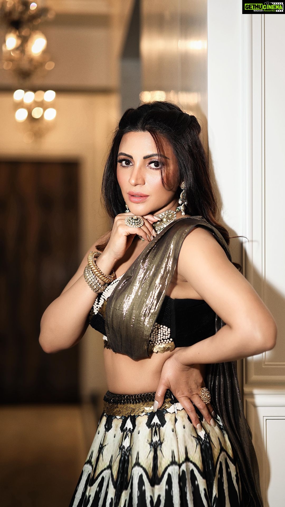 Shama Sikander Instagram - 🎶🖤Everyone Ready🖤Make way for the lady🖤🎶 . . #grooving #love #light #shamasikander . . Outfit : @souniagohil Jewels : @golecha_jewels MUA : @makeoverbysejalthakkar 📸 : @sk_.click Managed by : @jeevitaoberoi