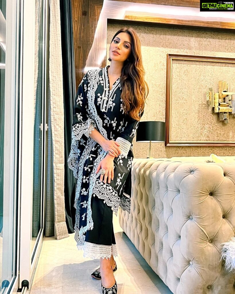 Shama Sikander Instagram - Eid Mubarak to you and your family. May the love and blessings be with you always.😇 . . . #eidmubarak #2023 #blessed #happiness💕 #positivevibes #actorslife #shamasikander