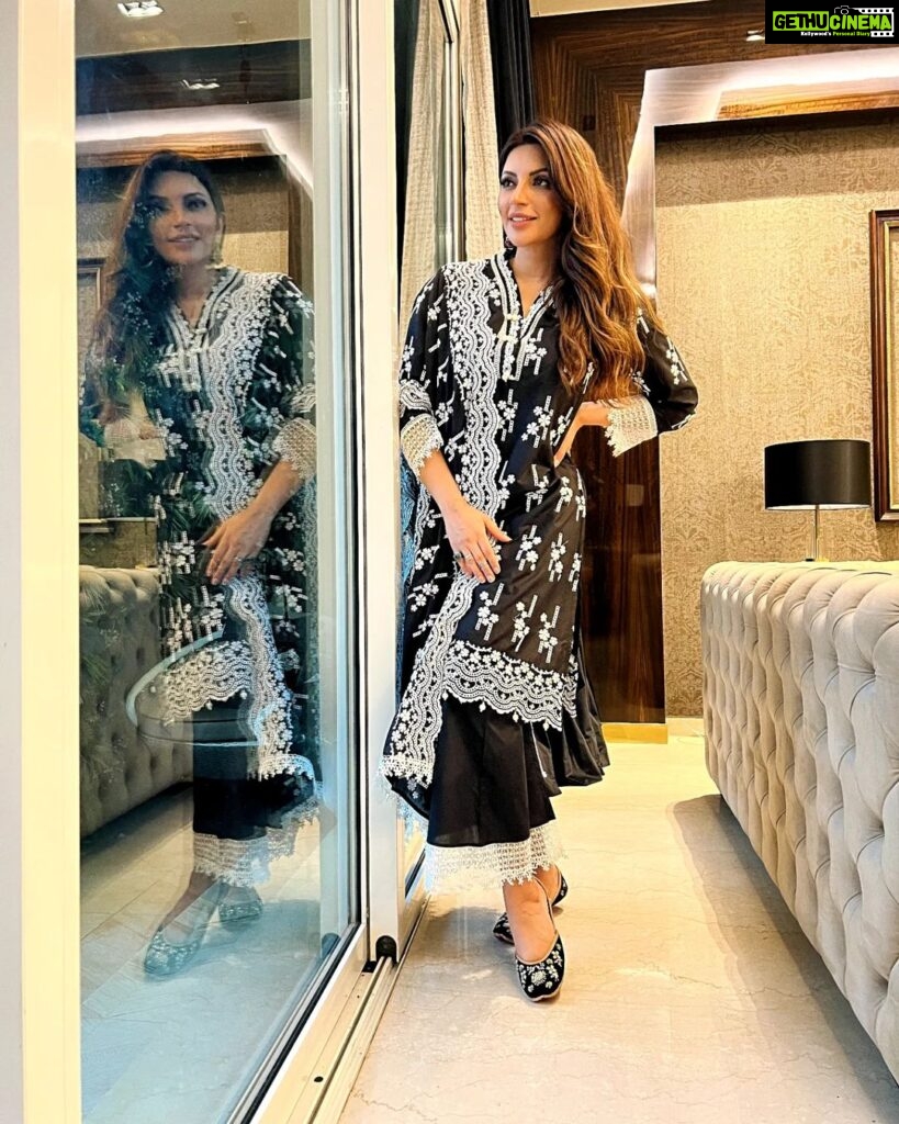 Shama Sikander Instagram - Eid Mubarak to you and your family. May the love and blessings be with you always.😇 . . . #eidmubarak #2023 #blessed #happiness💕 #positivevibes #actorslife #shamasikander