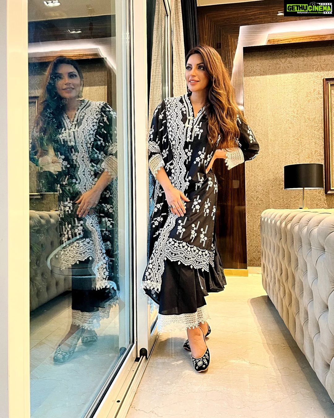 Shama Sikander Instagram - Eid Mubarak to you and your family. May the love and blessings be with you always.😇 . . . #eidmubarak #2023 #blessed #happiness💕 #positivevibes #actorslife #shamasikander