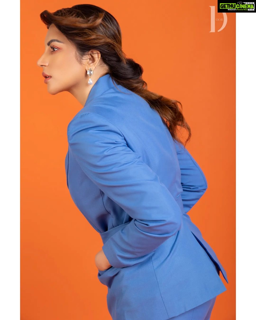 Shama Sikander Instagram - The Three Shades of @shamasikander Magazine @thedoormagazine Photographer and Creative Director @dhruv_vohraphotography Editor at Large and Fashion Director @jennet_david_william Makeup and Hair @bhavikasanghvi_makeup Stylist @stilusbyswati Assistant photographer @b.runphotography Artist Management - @shimmerentertainment Location @blackframesstudios Outfit @shop.dlanxa Jewellery @blingthingstore Bag @emmerastore Footwear @hypeshoes.in #thedoormagazine #shamasikander #celebrity #blue #orange #colorful #actress #mumbai #digitalcover #doorfashionpage #shades #fashionphotography Mumbai, Maharashtra