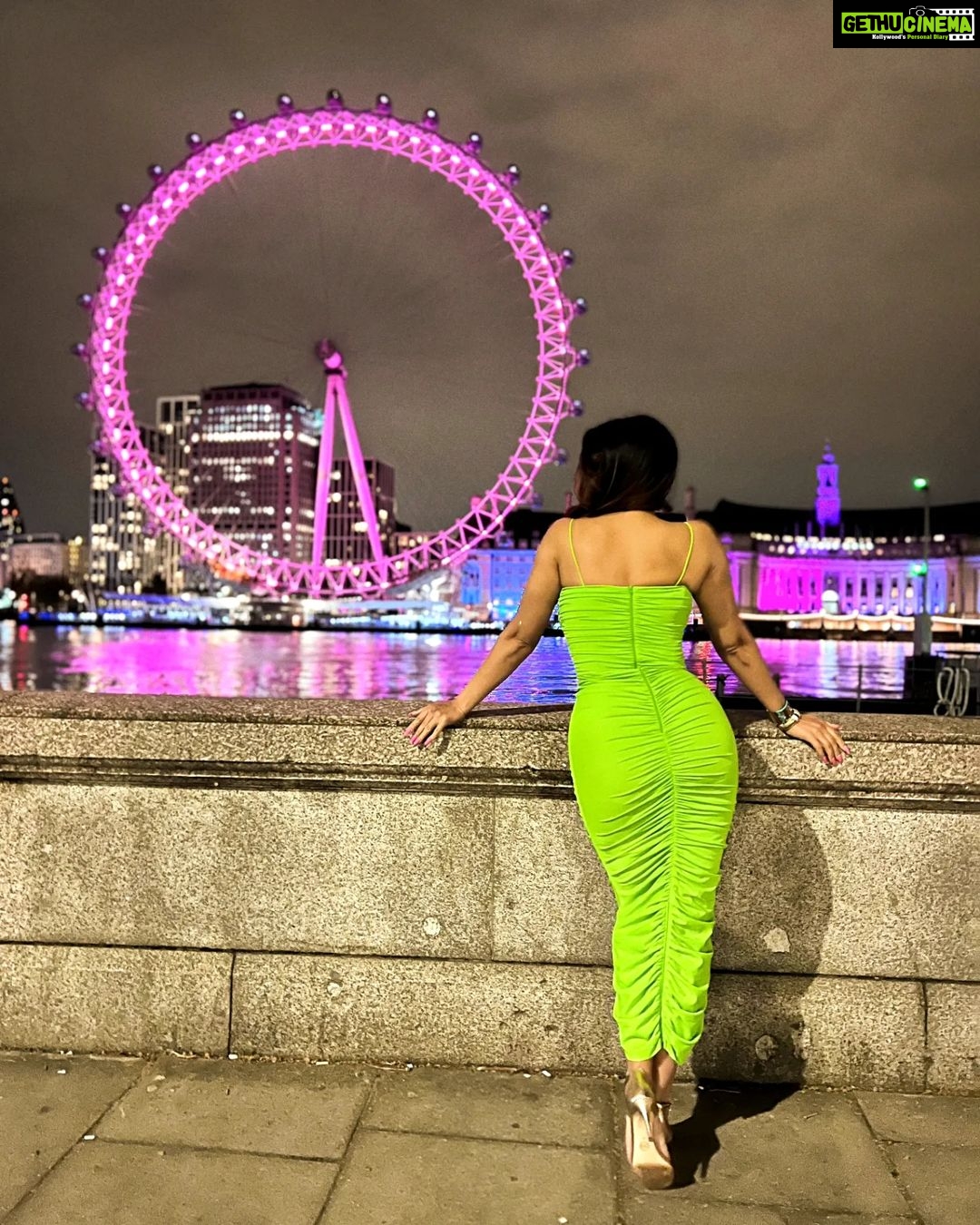 Shama Sikander Instagram - An Evening in London….🇬🇧 . . . #love #london #vibe #view #stylefashion #fashionphptography #travelphotography #actorslife #shamasikander