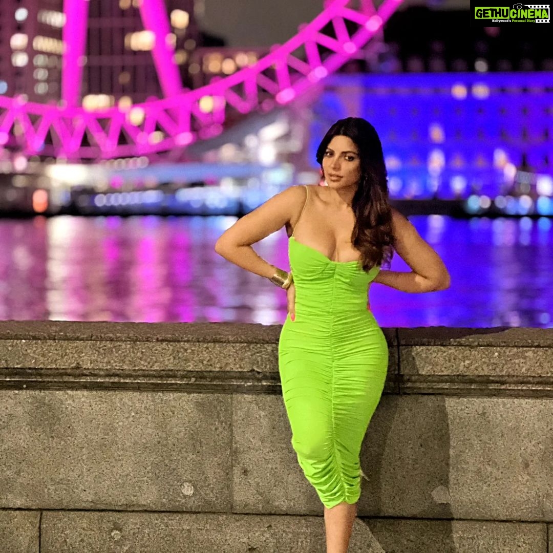 Shama Sikander Instagram - An Evening in London….🇬🇧 . . . #love #london #vibe #view #stylefashion #fashionphptography #travelphotography #actorslife #shamasikander