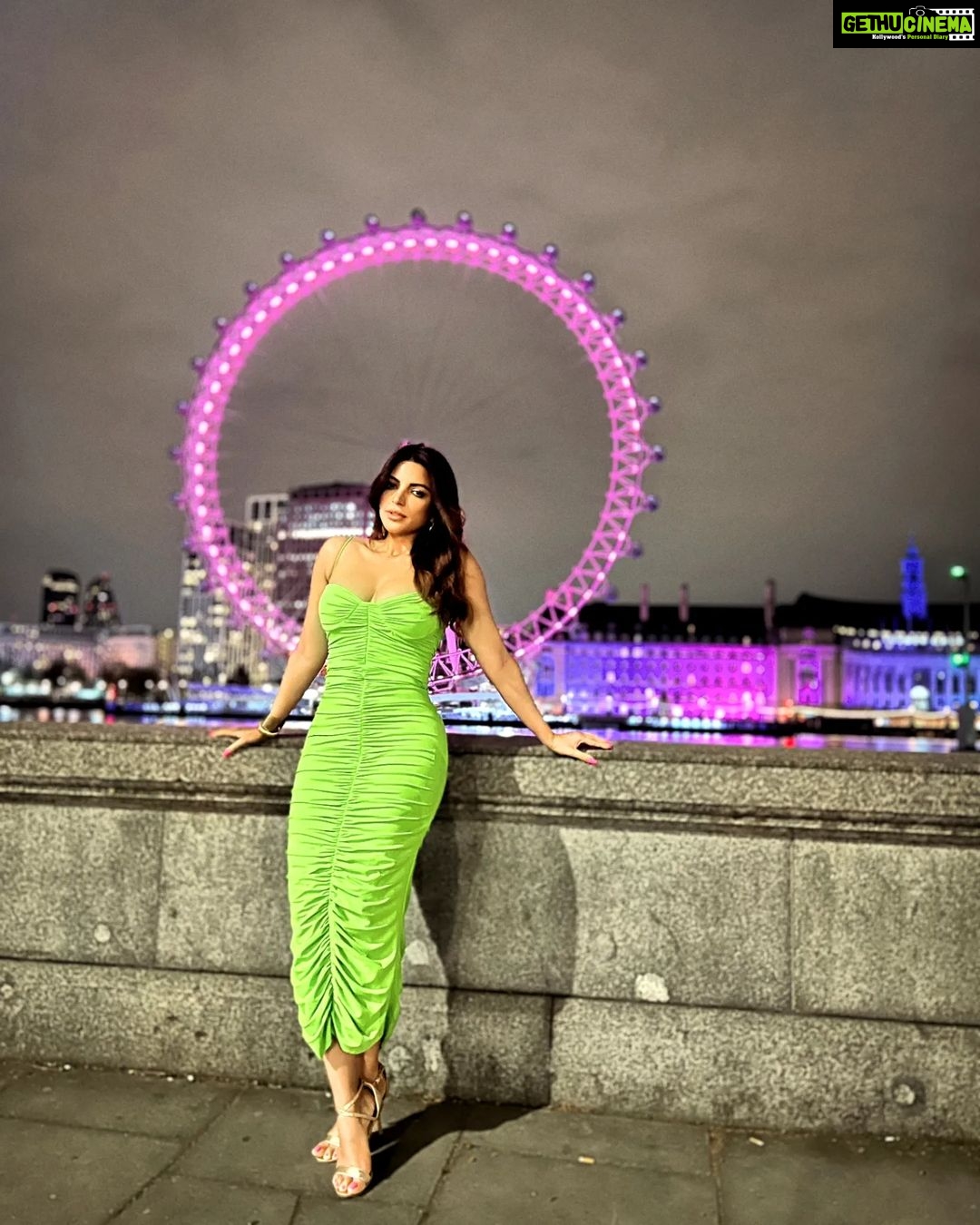 Shama Sikander Instagram - An Evening in London….🇬🇧 . . . #love #london #vibe #view #stylefashion #fashionphptography #travelphotography #actorslife #shamasikander