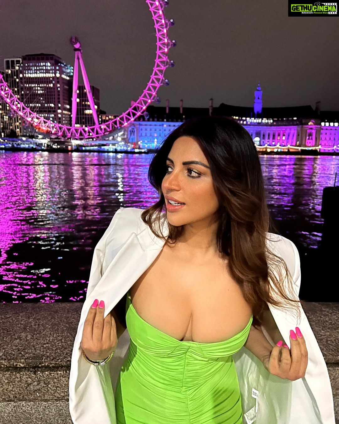 Shama Sikander Instagram - An Evening in London….🇬🇧 . . . #love #london #vibe #view #stylefashion #fashionphptography #travelphotography #actorslife #shamasikander