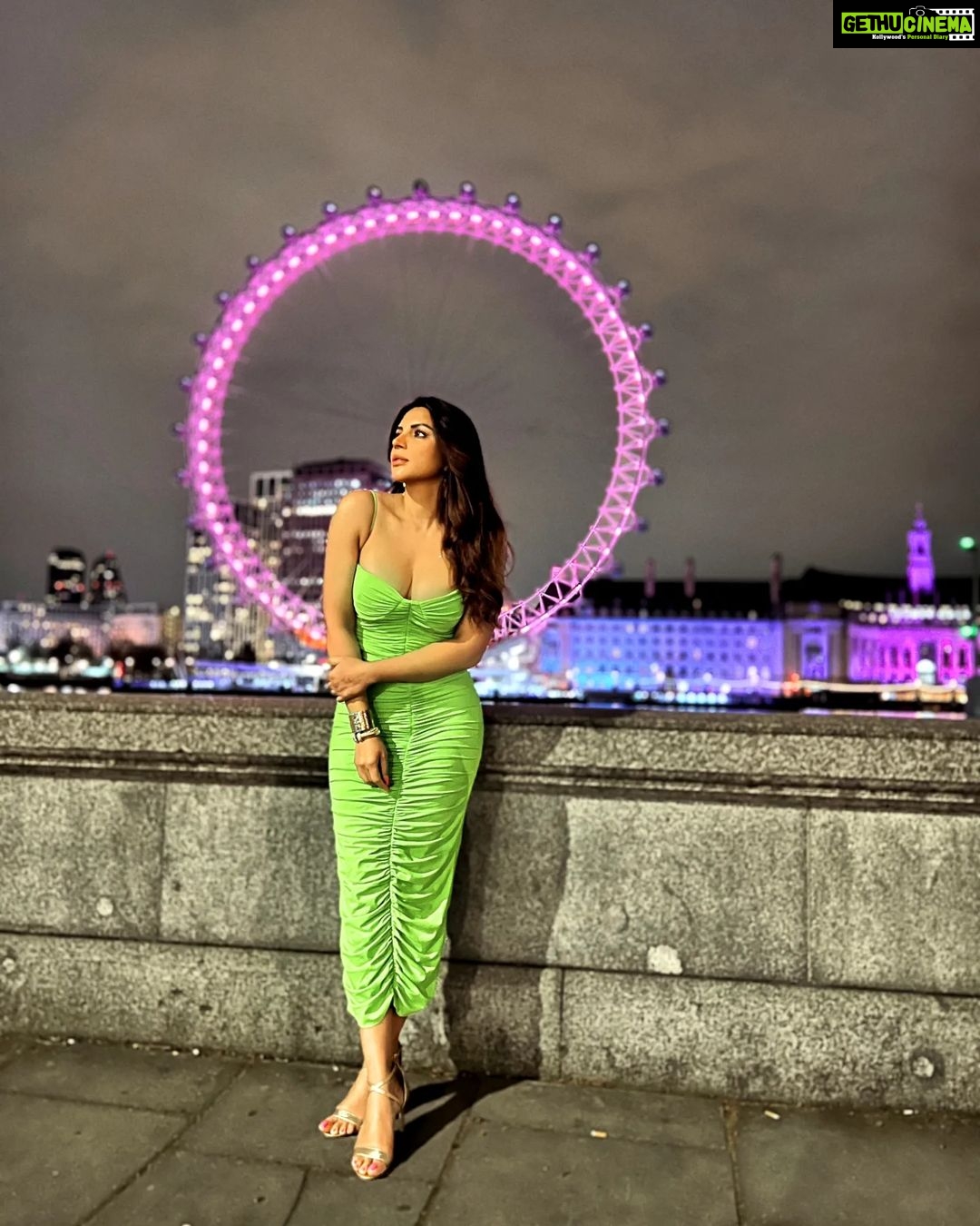 Shama Sikander Instagram - An Evening in London….🇬🇧 . . . #love #london #vibe #view #stylefashion #fashionphptography #travelphotography #actorslife #shamasikander