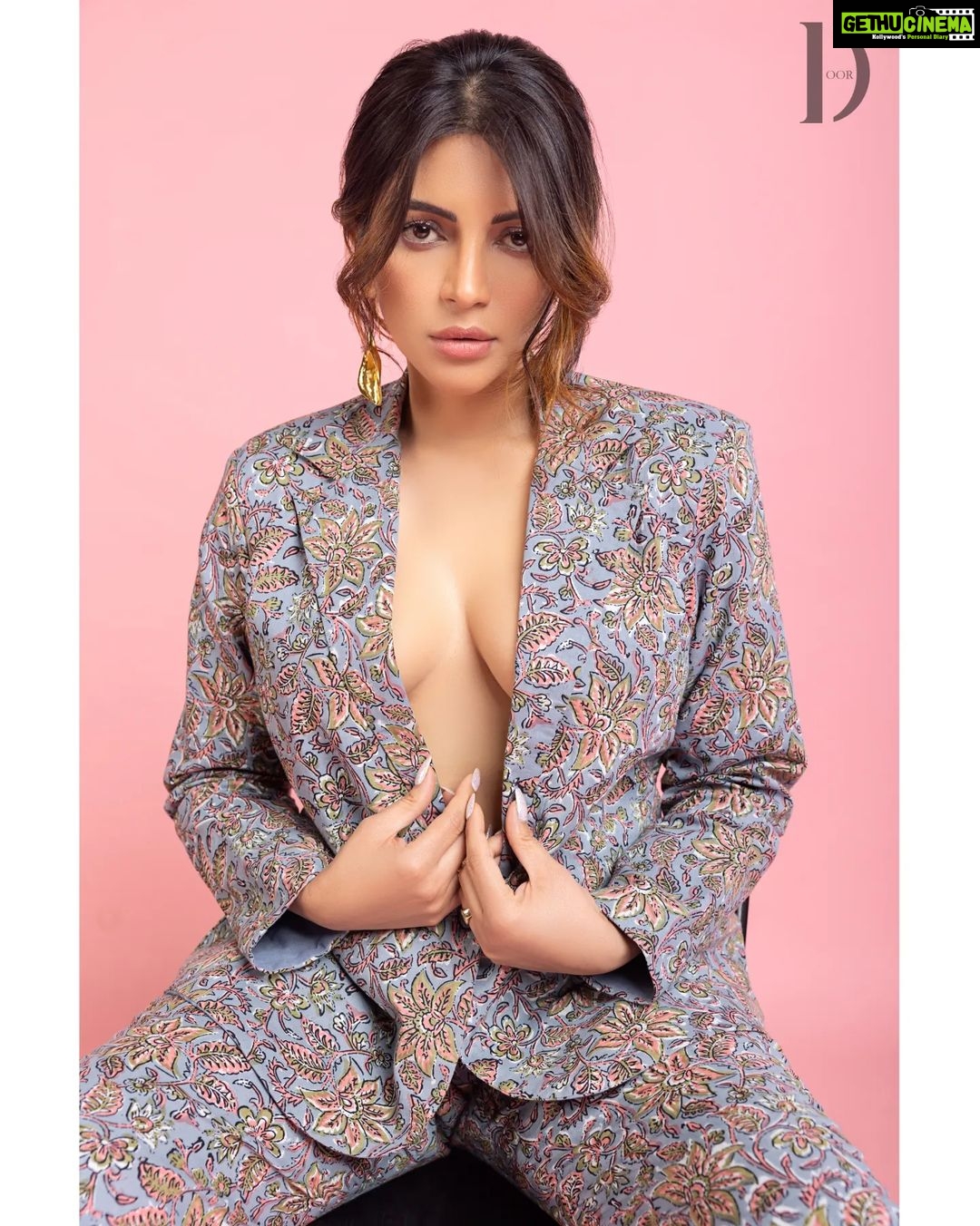 Shama Sikander Instagram - The Three Shades of @shamasikander Magazine - @thedoormagazine Photographer and Creative Director @dhruv_vohraphotography Editor at Large and Fashion Director @jennet_david_william Makeup and Hair @bhavikasanghvi_makeup Stylist @stilusbyswati Assistant photographer @b.runphotography Artist Management - @shimmerentertainment Art Director @ Location @blackframesstudios Outfit @arshia.singh.official Jewellery @blingthingstore Sunglasses @bavincis.official Footwear @hypeshoes.in #thedoormagazine #shamasikander #digitalcover #coverstory #celebrity #three #shades Mumbai, Maharashtra