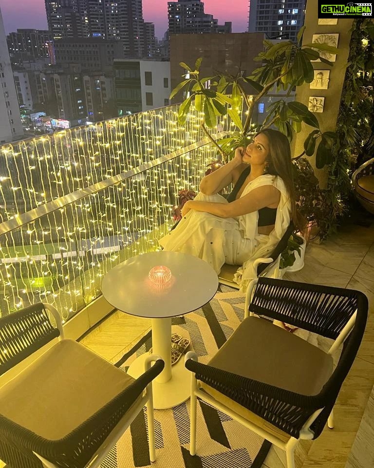 Shama Sikander Instagram - Tum aaye to aaya mujhe yaad gali me aaj chaand nikla….☺️♥️ . . . #chand #beautyinfluencer #instareels #reelsinstagram #reelitfeelit #looks #shamasikander